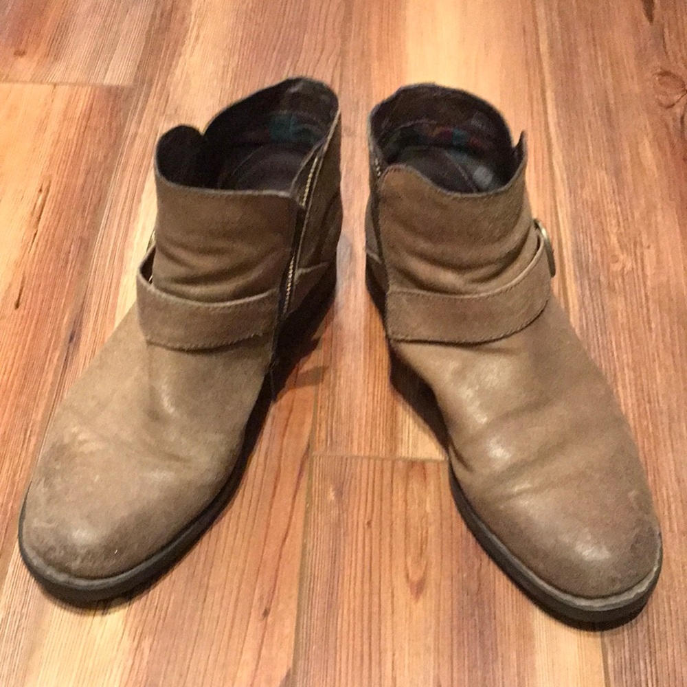 Born 9m distressed brown ankle boots